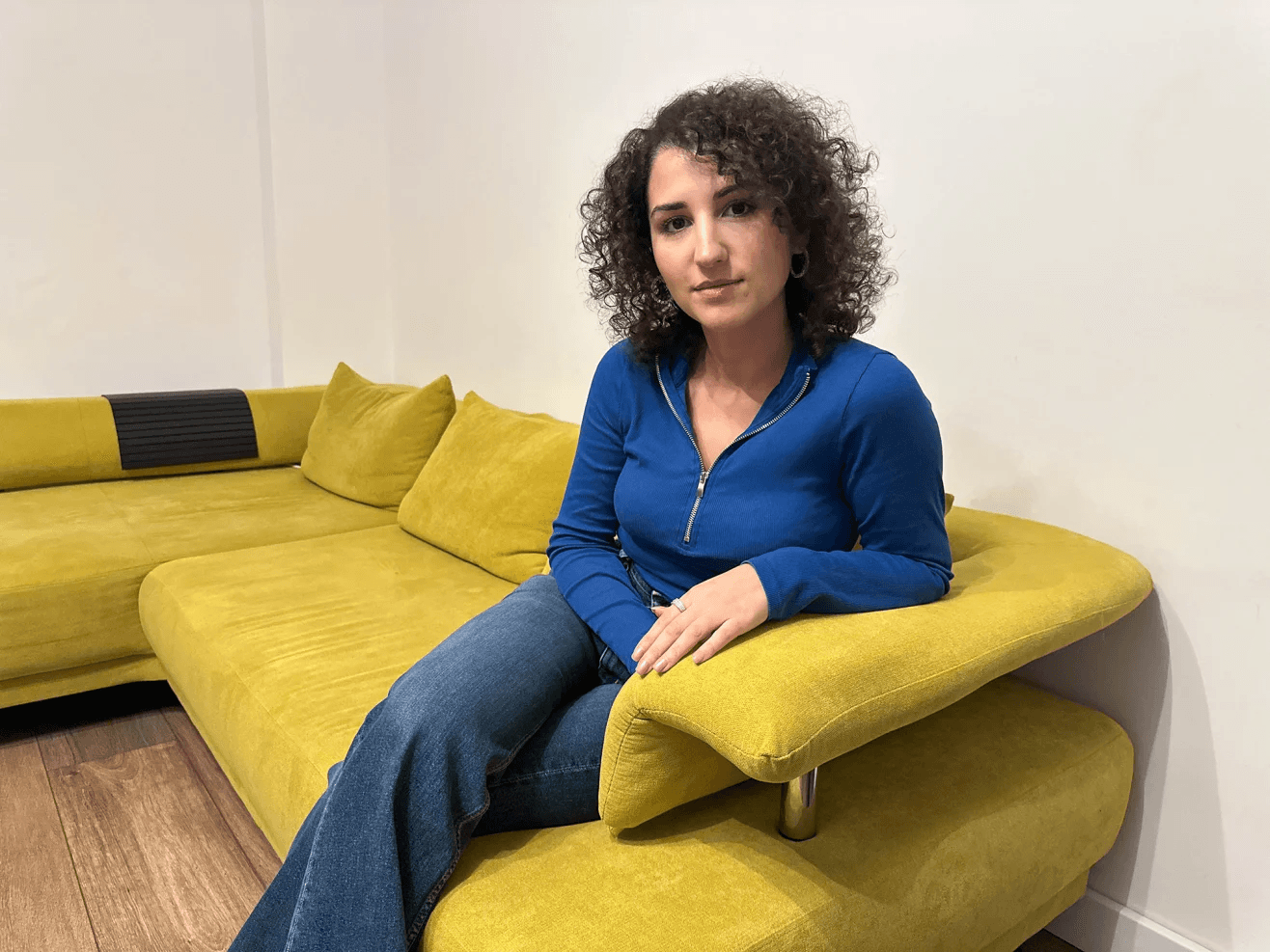 Tracy Kiss filming moments from her FUE procedure